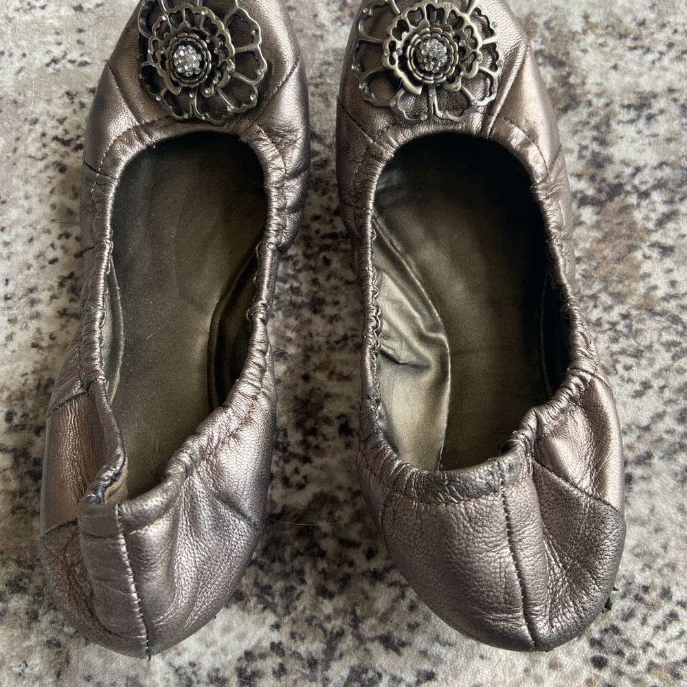 Elegant Metallic Flats with Floral Accent: USED/PRE-OWNED